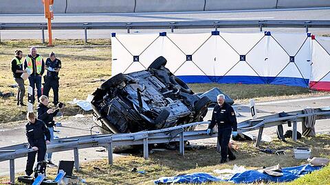 Das Fahrzeug blieb nach dem tödlichen Unfall auf dem Dach liegen
