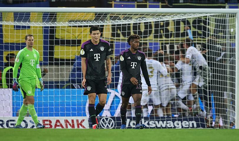 Manuel Neuer, Min-Jae Kim und Kingsley Coman (v.l.) beim Pokal-Aus in Saarbrücken im November 2023.
