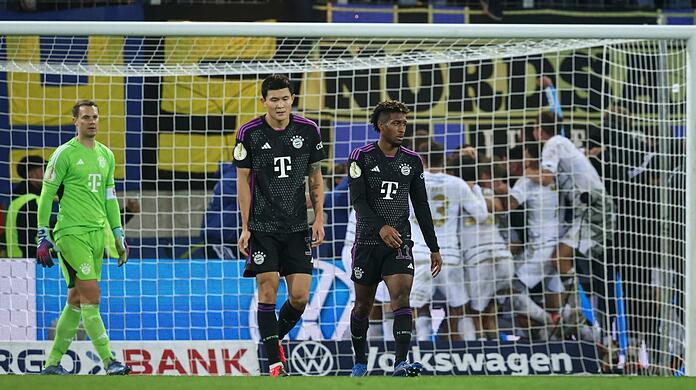 Manuel Neuer, Min-Jae Kim und Kingsley Coman (v.l.) beim Pokal-Aus in Saarbrücken im November 2023.