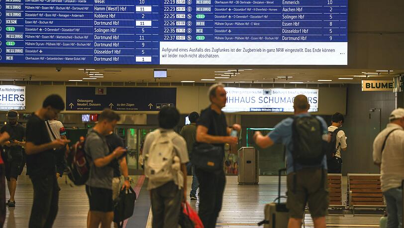 Bahnverkehr wegen Funkstörung bundesweit eingestellt. Bahnverkehr wegen Funkstörung bundesweit eingestellt.