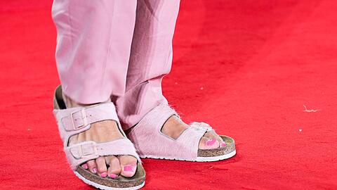 Filmstar Jason Momoa tr&auml;gt auf dem roten Teppich in Venedig Sandalen ohne Socken. (Archivbild)