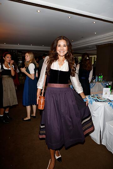 Moderatorin Karen Webb verfolgt den Trachtenumzug beim Wiesn-Brunch im Bayerischen Hof.