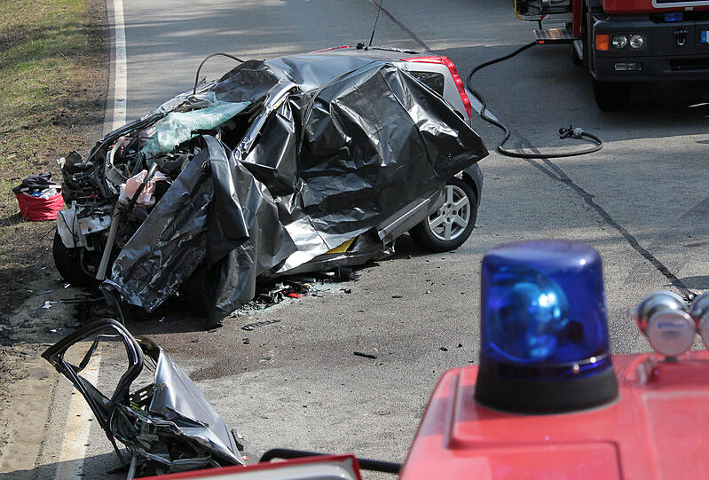 Schwerer Unfall auf der B12: Der Fahrer des Nissan kam dabei ums Leben.
