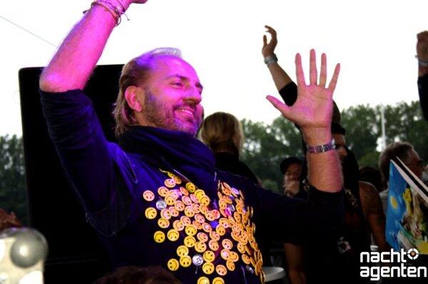 Das Greenfields Festival stellte die Galopp-Rennbahn in Riem auf den Kopf. Sven Väth heizte mit seinen Kollegen ein. Mehr Bilder von der Veranstaltung gibt's unter www.nachtagenten.de.