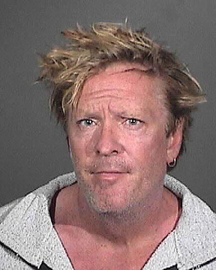 Michael Madsen (54), amerikanischer Schauspieler, ist Medienberichten zufolge in seinem Haus in Malibu festgenommen worden, weil er seinen Sohn misshandelt haben soll. Die Polizei sei am Freitag wegen einer Familienstreitigkeit alarmiert worden, berichtete das Internetportal &bdquo;TMZ&ldquo; unter Berufung auf die Polizei in Los Angeles. So lichtet die Polizei den Hollywood-Star nach seiner Festnahme ab...