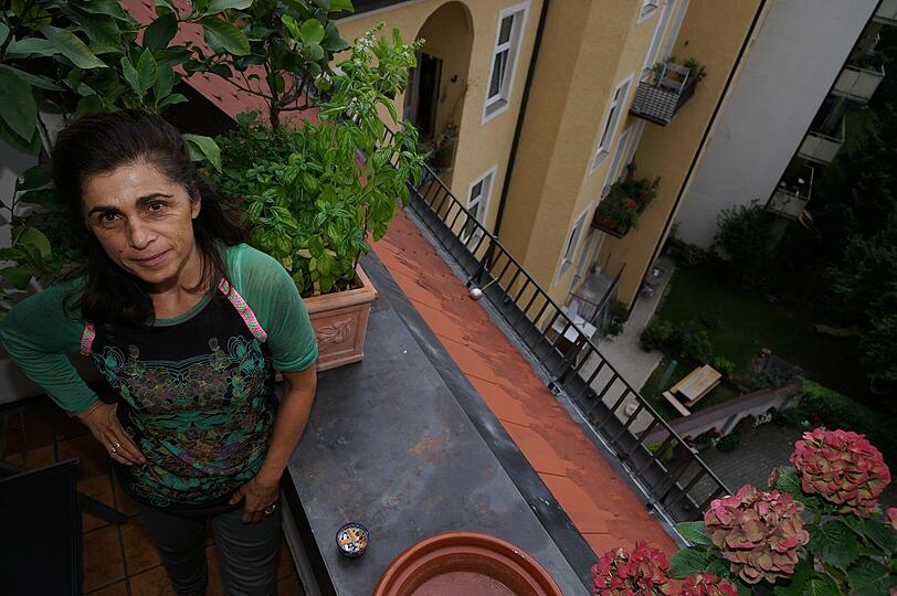 &bdquo;Am zweiten Wochenende flüchte ich&ldquo; Künstlerin Carmen Kordas: &bdquo;Ich lebe schon immer hier. Unter der Woche ist die Situation nicht so schlimm wie am Wochenende. Das zweite Wiesnwochenende ist der Horror. Ich will das jedoch nicht auf die Italiener schieben. Da ist die Situation einfach uferlos. Für mich steht fest, dass ich dann einen Kurzurlaub mache und flüchte. Früher waren nicht so wahnsinnig viele Menschen auf der Wiesn wie mittlerweile. Die Leute sind furchtbar besoffen und grölen bis fünf in der Früh. Und die ersten kommen um 7 Uhr mit einer Bierflasche oder Tragln. Das ist schon grausig. Es dürfte daran liegen, dass das Bier in den Zelten wahnsinnig teuer ist. Was wirklich störend ist, dass die Straßen schon eine Woche vorher gesperrt sind.&ldquo;