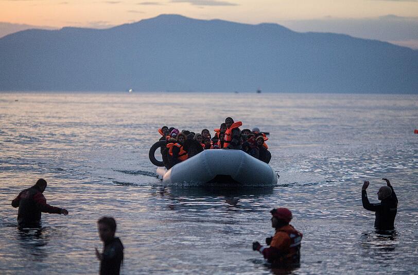 Ein mit Flüchtlingen beladenes Boot aus der Türkei erreicht die griechische Insel Lesbos. Foto: Kay Nietfeld
