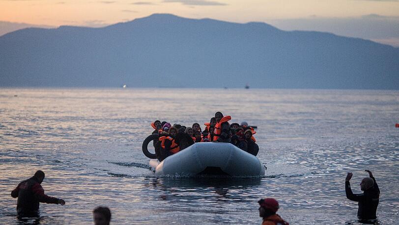 Ein mit Flüchtlingen beladenes Boot aus der Türkei erreicht die griechische Insel Lesbos. Foto: Kay Nietfeld Ein mit Flüchtlingen beladenes Boot aus der Türkei erreicht die griechische Insel Lesbos. Foto: Kay Nietfeld