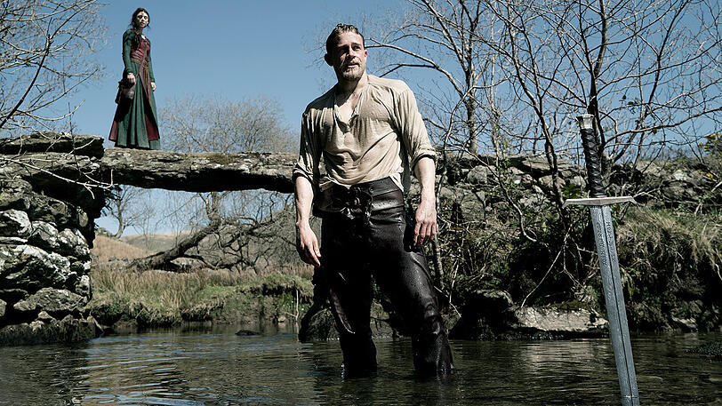 Arthur (Charlie Hunnam) bemüht sich, das verdammte Schwert Excalibur loszuwerden. Aber es kommt immer wieder zu ihm zurück.