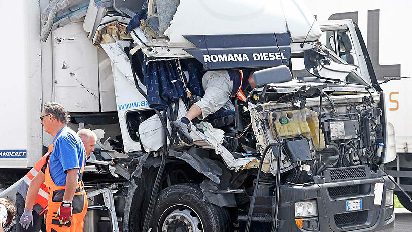 Auf der A99 bei Aschheim raste ein LKW auf das Heck eines anderen bremsenden Gespanns. Der Fahrer wurde nur leicht verletzt, es bildete sich ein 12 Kilometer langer Stau.