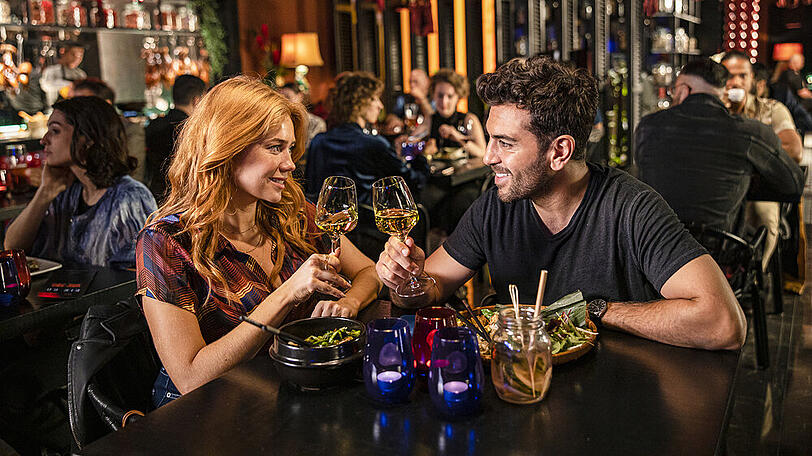 Sunny (Palina Rojinski) und Milo (Elyas M'Barek) verbringen einen turbulenten Date-Abend