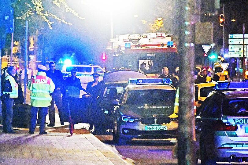 Wegen Übermüdung krachte der Fahrer eines BMW M2 in einen von der Polizei angehaltenen Mercedes und verletzte dabei zwei Beamte schwer.