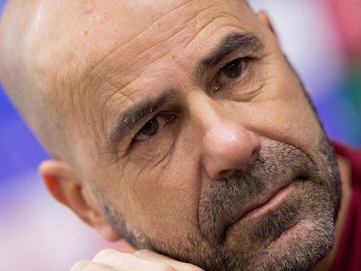 Muss mit Bayer 04 Leverkusen bei Lokomotive Moskau siegen: Trainer Peter Bosz spricht auf der Pressekonferenz.