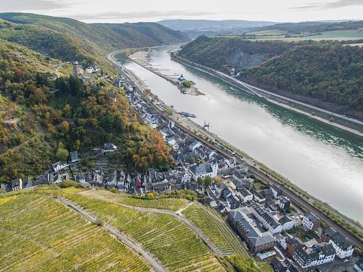 Ausgeprägte Sandbänke haben sich rund um die Burg Pfalzgrafenstein gebildet. Die Pegel im Rhein sind in den vergangenen Monaten nahezu stetig gefallen.