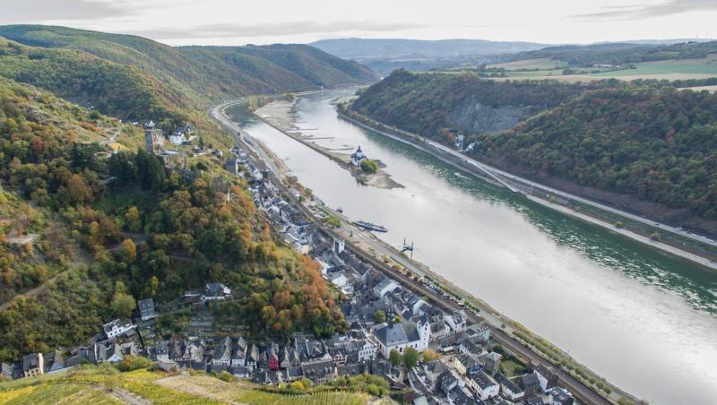 Ausgeprägte Sandbänke haben sich rund um die Burg Pfalzgrafenstein gebildet. Die Pegel im Rhein sind in den vergangenen Monaten nahezu stetig gefallen. Ausgeprägte Sandbänke haben sich rund um die Burg Pfalzgrafenstein gebildet. Die Pegel im Rhein sind in den vergangenen Monaten nahezu stetig gefallen.