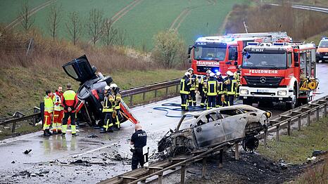 Ein ausgebrannter PKW und ein weiteres verunfalltes Fahrzeug an der Unfallstelle auf der B247 bei Bad Langensalza in Thüringen.