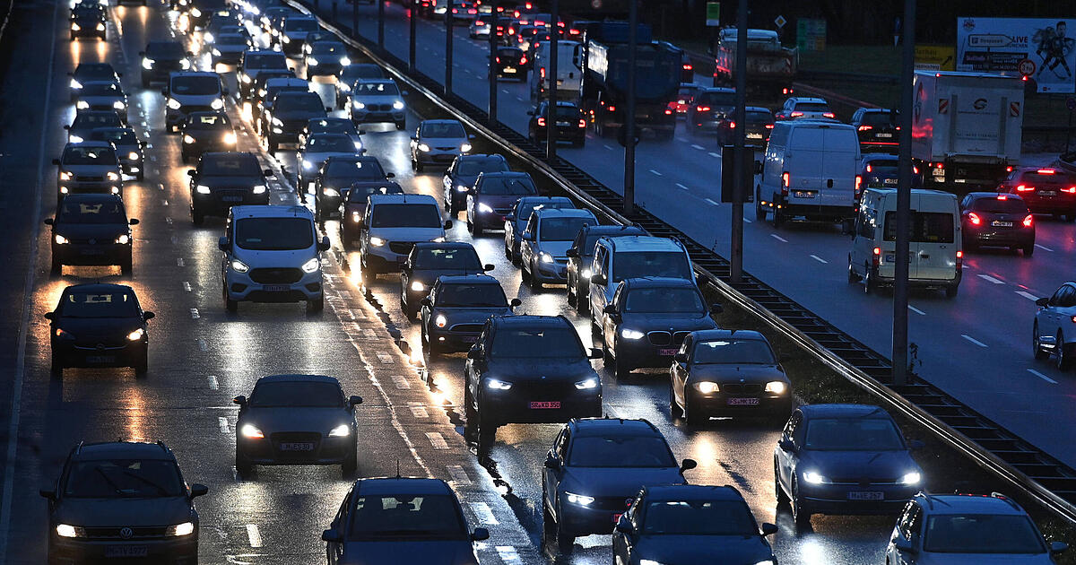 Keine-Verletzten-Auto-kracht-in-Tram-Kurzeitig-Verkehrs-Chaos-auf-dem-Mittleren-Ring