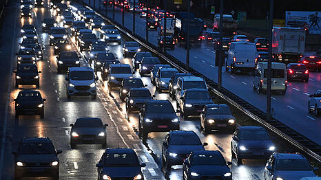 Symbolbild: Auf dem Mittleren Ring, nahe der Landshuter Allee, entstehen schnell Staus, gerade nach Unf&auml;llen im Berufsverkehr, wie am Mittwochnachmittag.