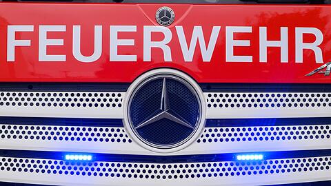 Ein Feuerwehrmann erlitt bei dem Einsatz eine leichte Rauchvergiftung. (Symbolbild)