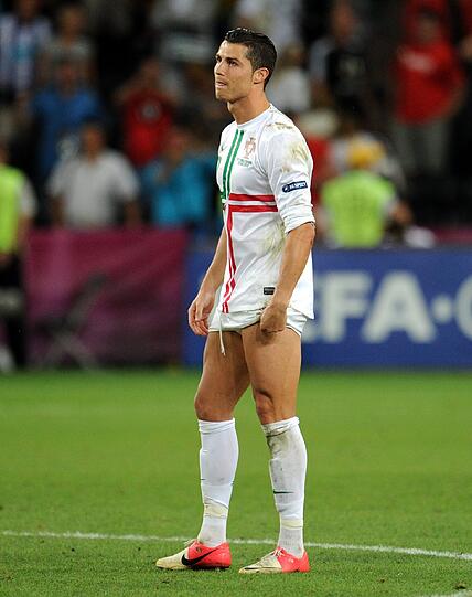 EM 2012: Halbfinalaus gegen Spanien. Wie bitter für Ronaldo - wieder gibt's keinen Titel mit Portugal. Diesmal scheiterte er im Elfmeterschießen an Spanien. Aber Cristiano hat nicht nur die Haare schön, keiner leidet so schön wie der Superstar von Real Madrid.