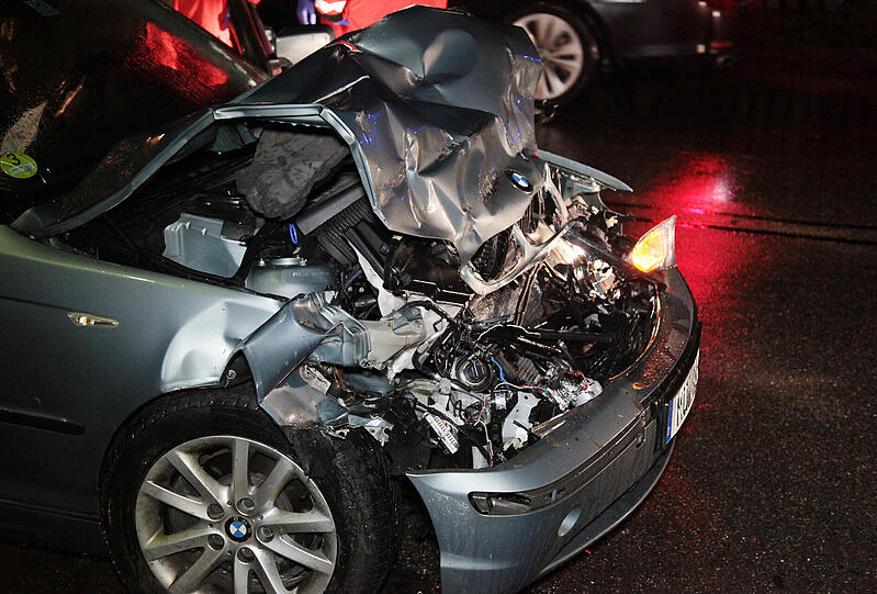Trunkenheitsfahrt in Mühldorf am Inn: Ein BMW-Fahrer kracht auf einen parkenden Klein-Lkw. Die Bilder vom Unfallort