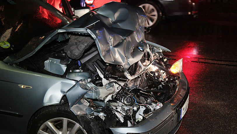 Trunkenheitsfahrt in Mühldorf am Inn: Ein BMW-Fahrer kracht auf einen parkenden Klein-Lkw. Die Bilder vom Unfallort Trunkenheitsfahrt in Mühldorf am Inn: Ein BMW-Fahrer kracht auf einen parkenden Klein-Lkw. Die Bilder vom Unfallort