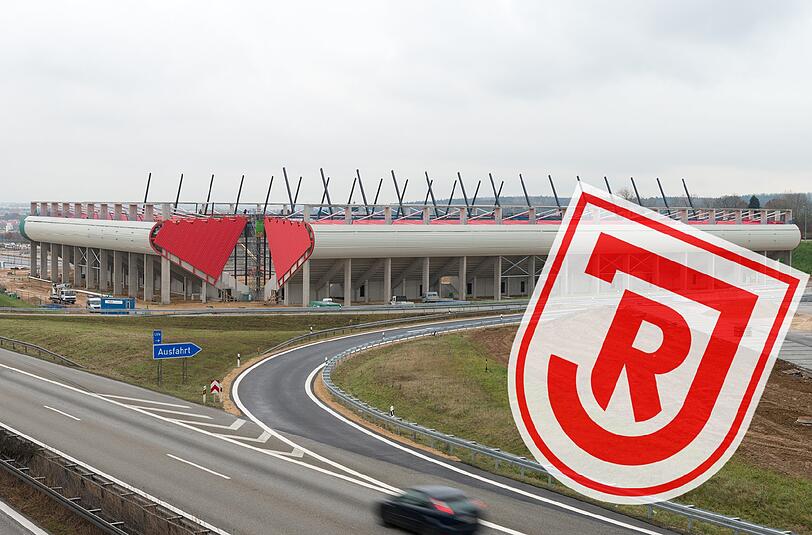 Die Baustelle der Continental Arena in Regensburg, aufgenommen am 02.12.2014. Am 04.Dezember feierte man das Richtfest für das neue Fußballstadion statt.