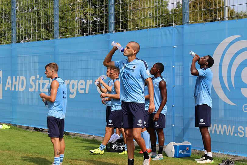 Schrecksekunde für Degenek beim Training am Freitag. Hier die Bilder vom Vormittagstraining.