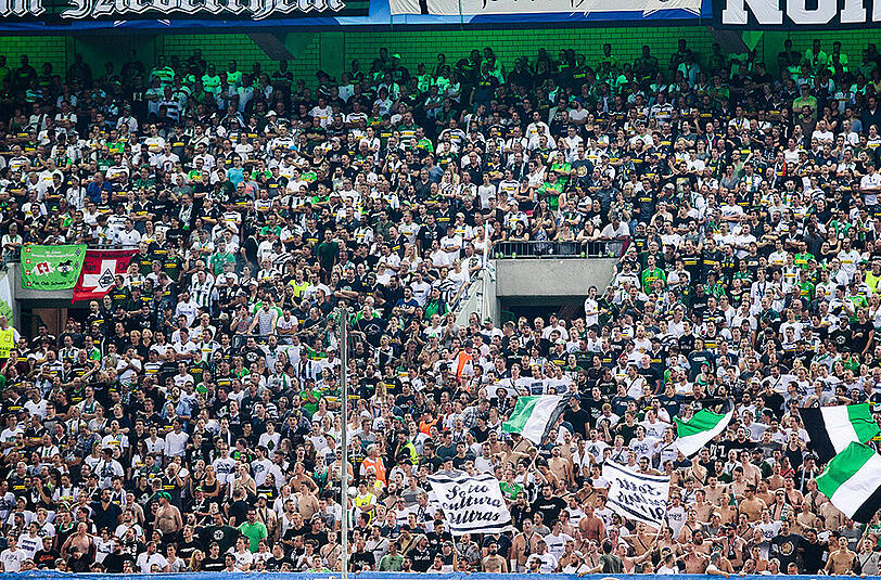 Die Anhänger von Borussia Mönchengladbach planen eine Protest-Aktion beim Auswärtsspiel in Leipzig. (Archivbild)