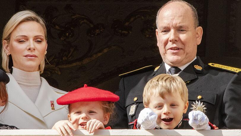 Fürst Albert und Fürstin Charlene von Monaco mit den Zwillingen Erbprinz Jacques und Prinzessin Gabriella. Fürst Albert und Fürstin Charlene von Monaco mit den Zwillingen Erbprinz Jacques und Prinzessin Gabriella.