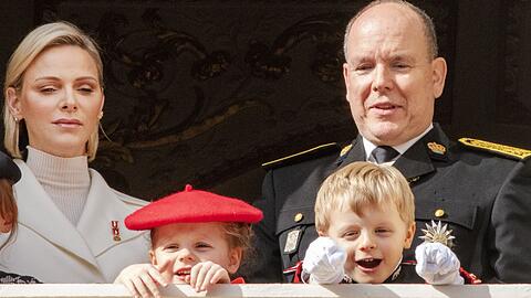 Fürst Albert und Fürstin Charlène von Monaco mit den Zwillingen Erbprinz Jacques und Prinzessin Gabriella.