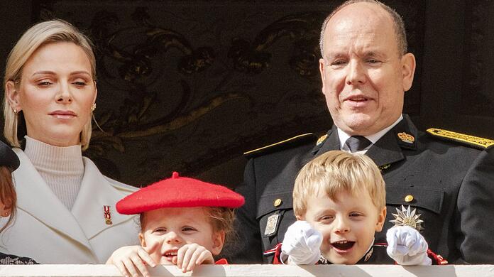 Fürst Albert und Fürstin Charlène von Monaco mit den Zwillingen Erbprinz Jacques und Prinzessin Gabriella.