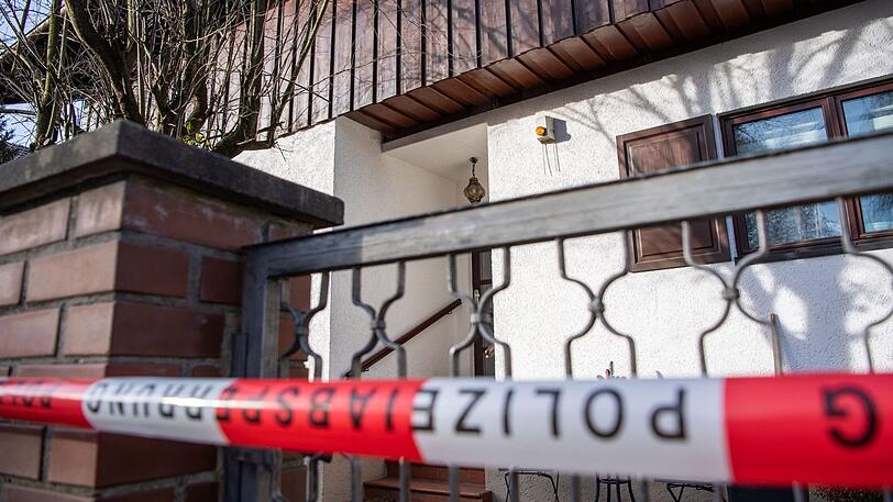 Starnberg: Ein Polizei-Absperrband vor dem Wohnhaus, in dem im Januar 2020 drei ermordete Personen gefunden wurden.