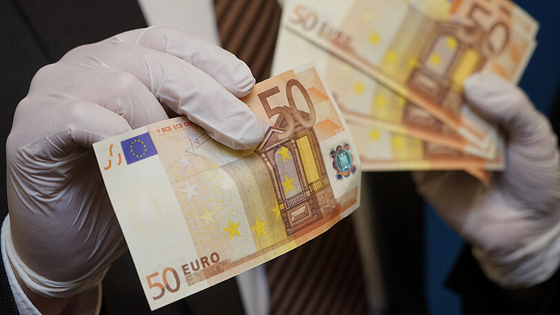 Mit einer Vorlage aus dem Internet fälschte der Täter die 50-Euro-Scheine. (Archivbild)