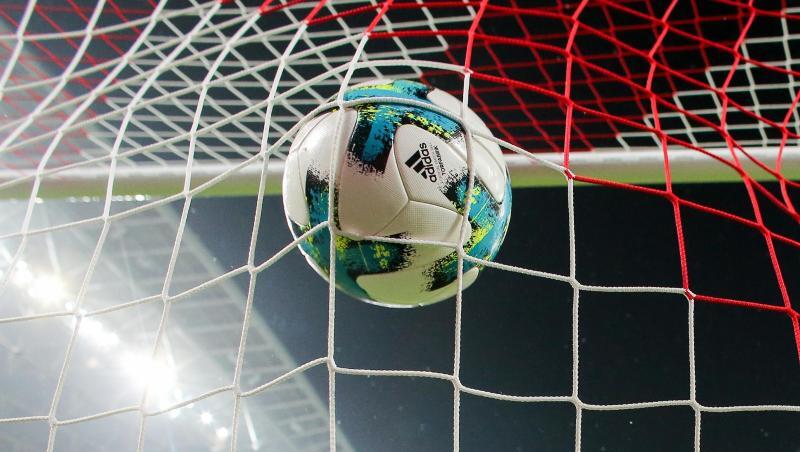 Ein Ball geht ins Netz. Foto: Jan Woitas/dpa-Zentralbild/dpa Ein Ball geht ins Netz. Foto: Jan Woitas/dpa-Zentralbild/dpa
