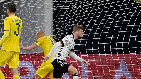 Timo Werner (r) brachte in seiner alten Heimat das DFB-Team 2:1 in Führung.