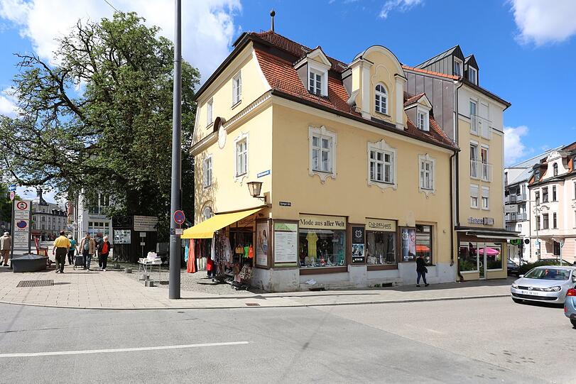 Ecke Gleichmannstraße: ein hübsches, altes Häuslein mit bunter Auslage.