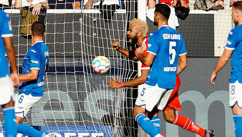 Jubel bei Eric Maxim Choupo-Moting. Jubel bei Eric Maxim Choupo-Moting.