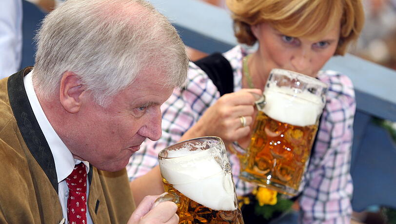 Der Besuch auf der Wiesn 2010 lief für Horst Seehofer anders als erhofft. Der Besuch auf der Wiesn 2010 lief für Horst Seehofer anders als erhofft.