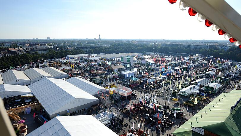 Blick vom Riesenrad aus auf das Bayerische Zentral-Landwirtschaftsfest (ZLF) hinter dem Oktoberfestgelände in München (Bayern).