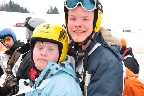 Auch sie hoffen, durch die Spiele in Inzell in der  Öffentlichkeit mehr Beachtung zu finden: Zwei der 600 Teilnehmer der Special Olympics.