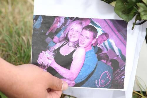 An der Unfallstelle legten Freunde ein Bild von Andrea und Ingo nieder, das auf der Kirchweih aufgenommen wurde.