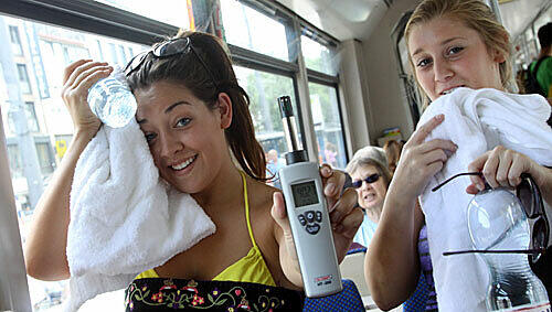 „Es ist heißer als bei uns in Kalifornien“, sagt Touristin Brittnie (l.), die in der Trambahn bei über 35 Grad sitzt. „Es ist heißer als bei uns in Kalifornien“, sagt Touristin Brittnie (l.), die in der Trambahn bei über 35 Grad sitzt.