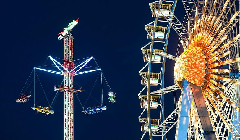 Mit circa 60 km/h dreht man sich in einem Radius von 32 Metern. Bei Überschlägen in solch luftigen Höhen dürfte der Ausblick von oben eher sekundär sein - der Anblick vor allem im Dunkeln ist aber auf jeden Fall ein Foto Wert (das Rocket ist links im Bild zu sehen).