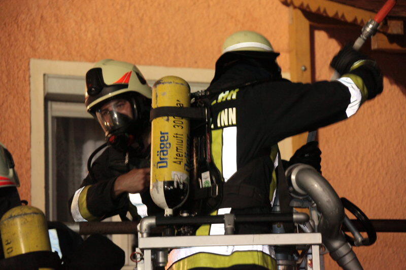 Ein Dachstuhl in Mettenheim steht in Flammen. Die Feuerwehr rückt mitten in der Nacht zum Löschen an. Die Bilder vom Einsatz.