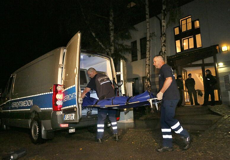 Familientragödie in Berlin: Ein Vater tötet seine Familie &ndash; Bringt Frau und zwei Kinder um und nimmt sich das Leben. Die Polizei vermutet hohe Schulden als Motiv. Die Bilder vom Tatort