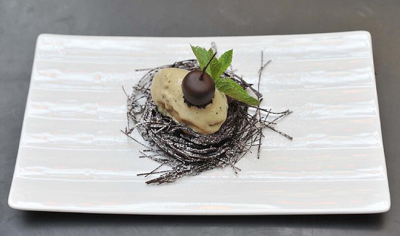 Für seine Pâtisserie ist das Café Luitpold bekannt. Als Dessert gibt es die berühmte Stilkirsche in beglischer Schokolade, die bei der Ess-Klasse auf grünem Teesorbet und im Schokonest ruht.