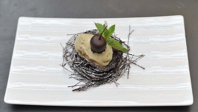 Für seine Pâtisserie ist das Café Luitpold bekannt. Als Dessert gibt es die berühmte Stilkirsche in beglischer Schokolade, die bei der Ess-Klasse auf grünem Teesorbet und im Schokonest ruht.