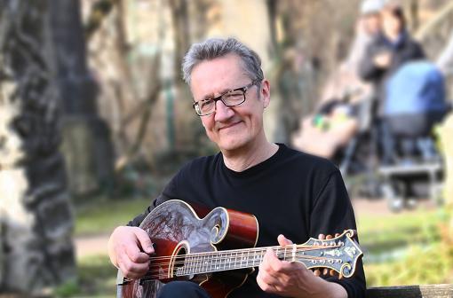 Eigentlich geht Holger Paetz nur auf den Alten Nordfriedhof, um sich seine Texte einzuprägen. Er ließ sich aber gar nicht lange bitten, und holte für das Foto seine Lieblings-Mandoline von daheim.
