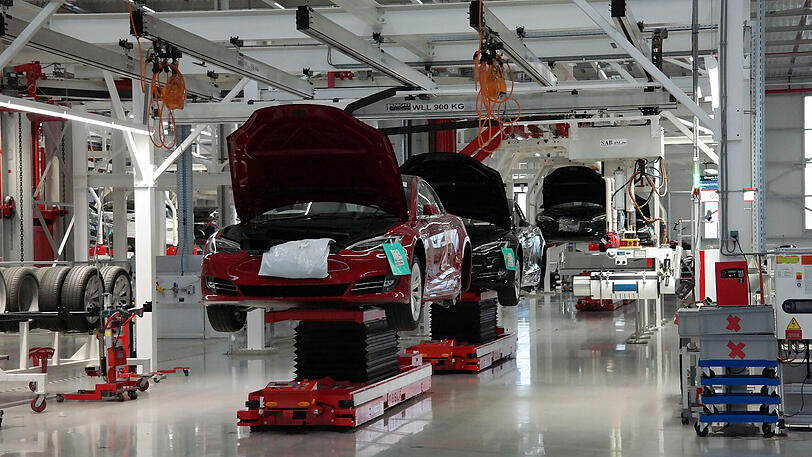 Ferngesteuerte Hubwagen bringen die Teslas in der Tilburg Factory an die einzelnen Arbeitsstationen.